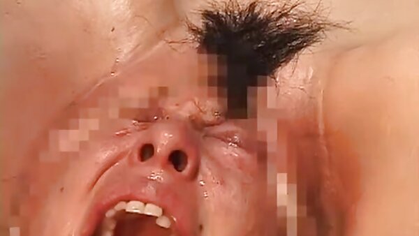 Gebräunte Brünette zieht sich aus und fickt ihren Schlitz extrem geile pornofilme mit den Fingern
