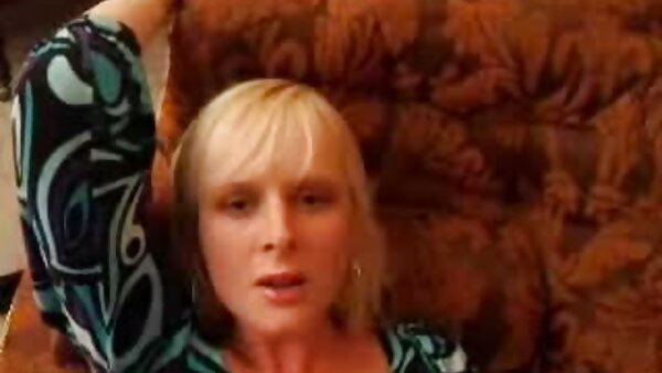 Die dünne blonde Schlampe Kacey Jordan wird von einem Nerd in die geile sexfilm Muschi geleckt