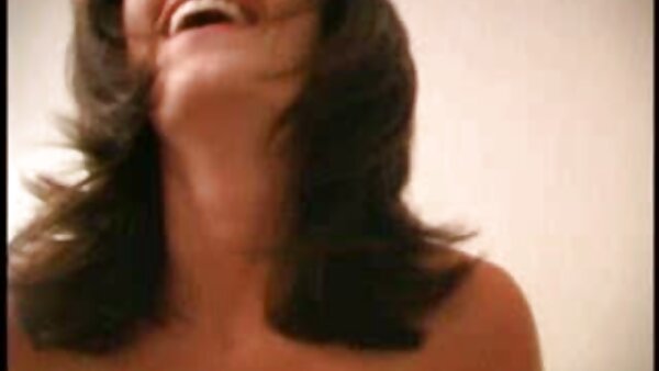 Das hässliche Gesicht der seltsamen Prostituierten ist mit sexfilme hausfrauen riesigem Cumshot glasiert