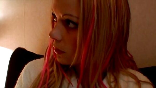 Attraktives Brownhead-Girl geile pornofilme kostenlos posiert vor der Kamera und nimmt Neckereien ein
