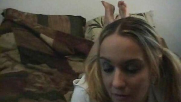 Die schlanke Brünette Larissa Dee wird von zwei geilen Hengsten geile fickvideos gratis angegriffen